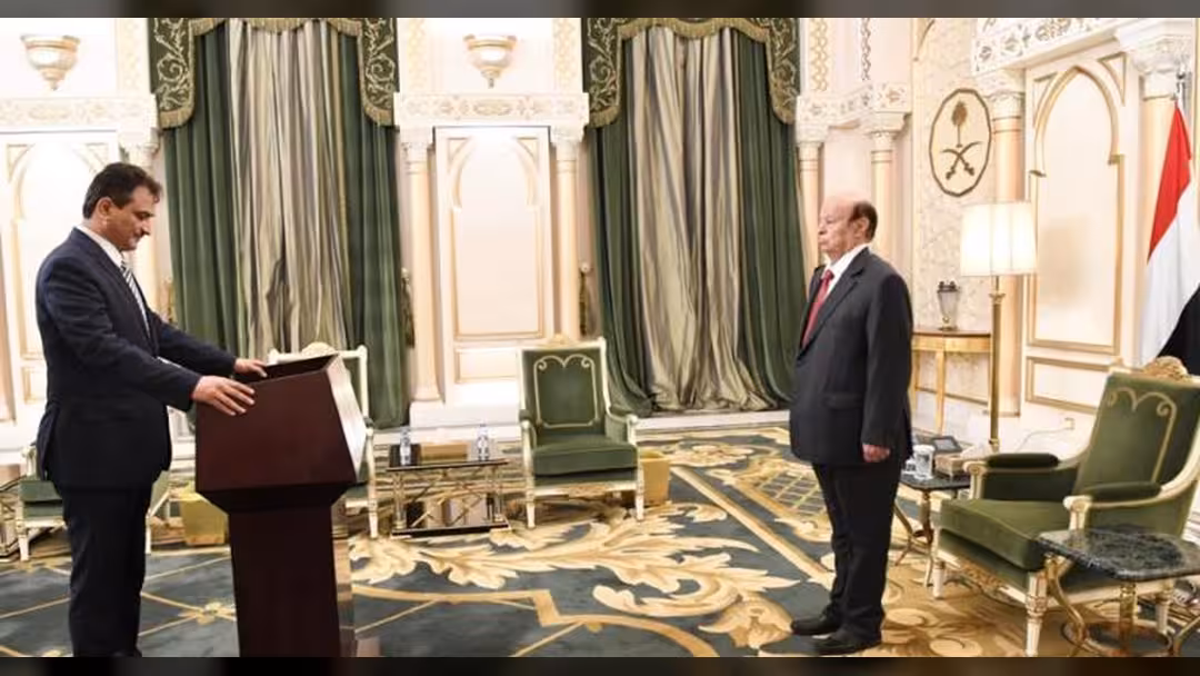 محافظ عدن أحمد لملس يؤدي اليمين الدستورية أمام الرئيس هادي