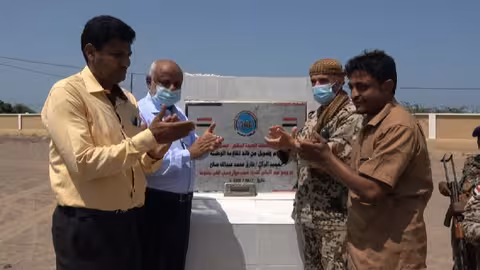 محافظ الحديدة يضع حجر أساس مركز غسيل الكلى على نفقة المقاومة الوطنية