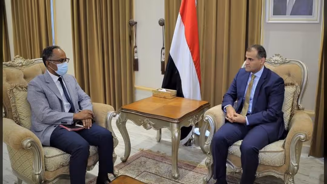 الخارجية اليمنية تناقش مع الصليب الأحمر ترتيبات إتمام تبادل الأسرى والمعتقلين