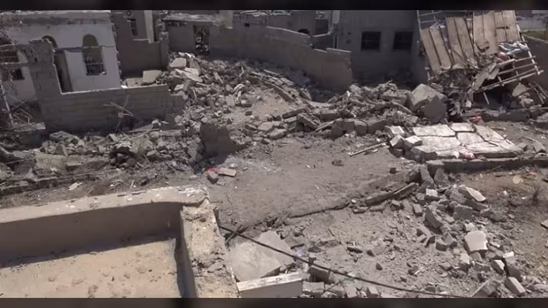 فيديو.. قصف صاروخي للحوثيين يدمر 5 منازل وسقوط جرحى في الحديدة