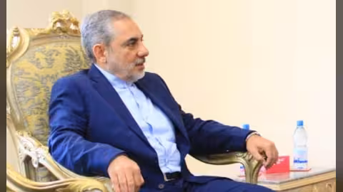 أول ظهور للقيادي الإيراني المعين سفيراً في صنعاء حسن ايرلو -صورة