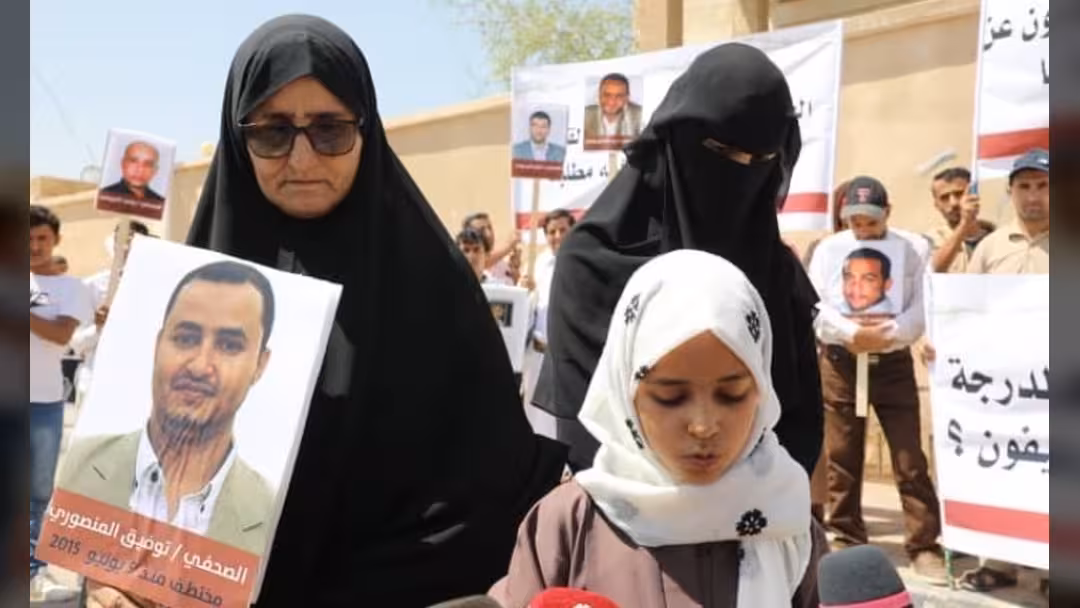 رايتس ووتش توثق شهادات صحفيين حول سجون الحوثيين وتطالب بإطلاق آخرين