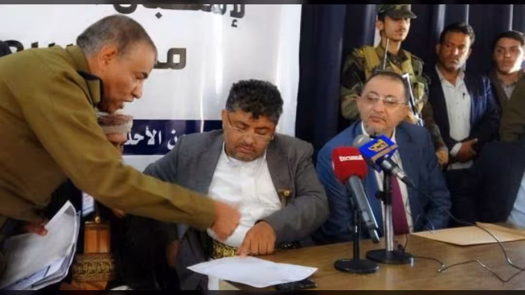 صراع القيادات الحوثية على المناصب: إيقاف نبيل الوزير واتهامه بوقائع فساد