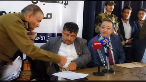صراع القيادات الحوثية على المناصب: إيقاف نبيل الوزير واتهامه بوقائع فساد