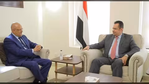 معين عبدالملك يلتقي محافظ تعز ويوجه بمعالجات الانفلات الأمني