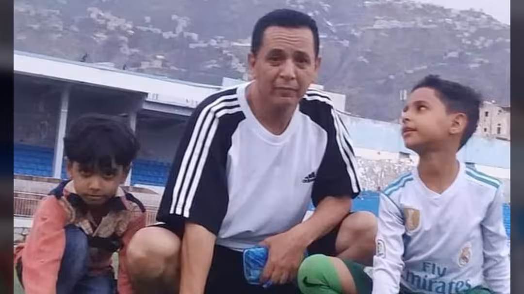قذائف الحوثيين في تعز تقتل الكابتن ناصر الريمي ونجله بملعب الأهلي