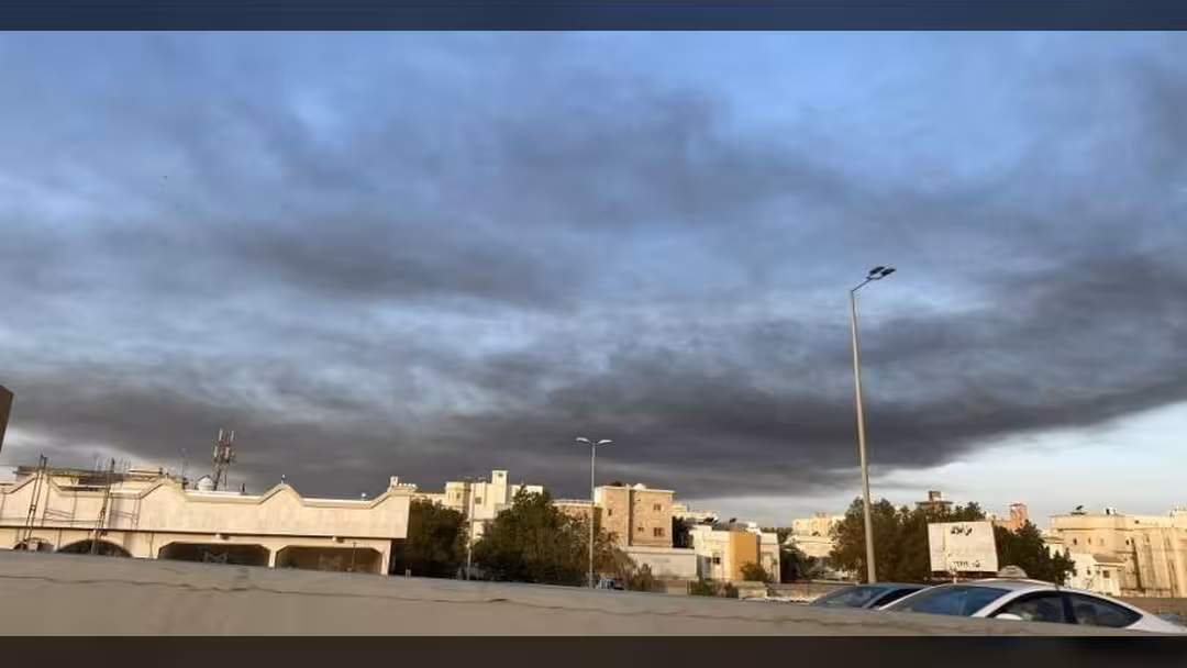 انفجار في ناقلة نفط بميناء جدة السعودية استُهدفت من "مصدر خارجي"