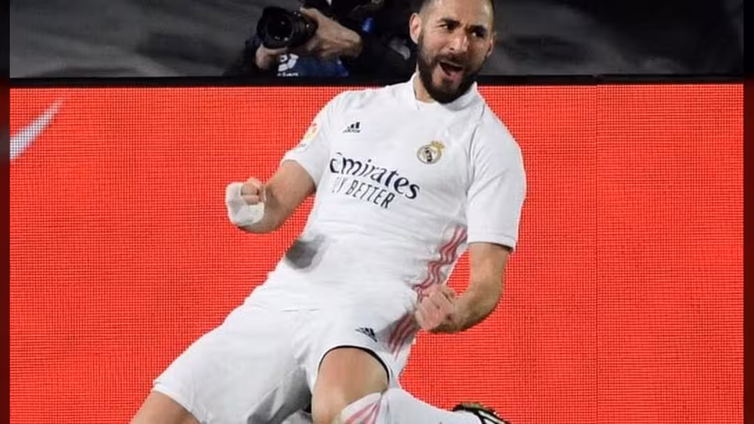 بنزيما يتوج بجائزة أفضل لاعب في الدوري الإسباني
