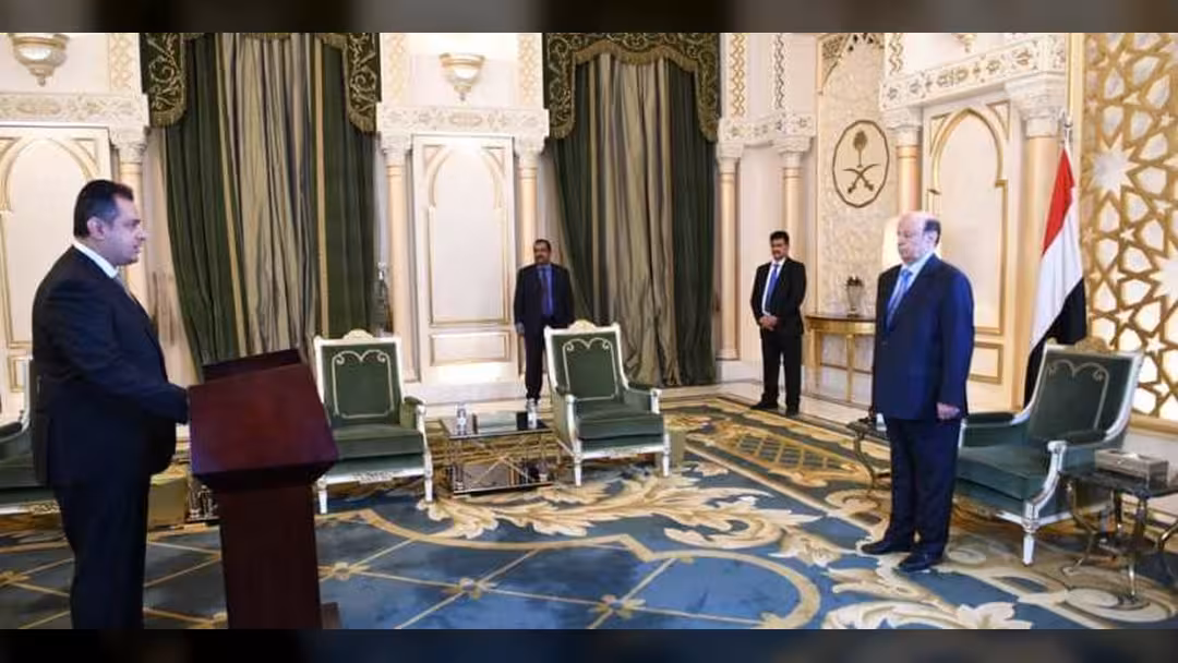 الحكومة اليمنية الجديدة تؤدي اليمين الدستورية امام الرئيس هادي