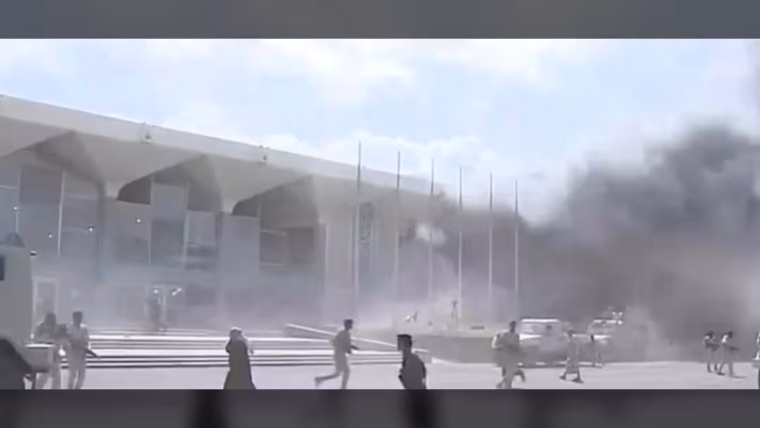 بالأسماء.. حصيلة ضحايا استهداف مطار عدن من المسؤولين والإعلاميين