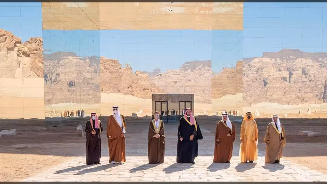 مدينة العلا السعودية وقاعة مرايا الفريدة في سطور