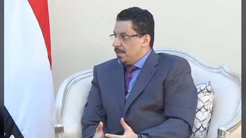 وسط مطالبات إقالته.. وزير الخارجية اليمني يزور مصر
