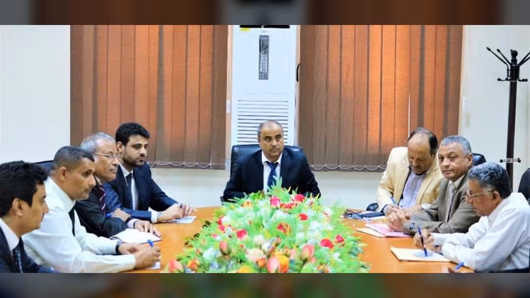 الحكومة تقر صرف مرتبات الموظفين والنازحين عبر كاك بنك
