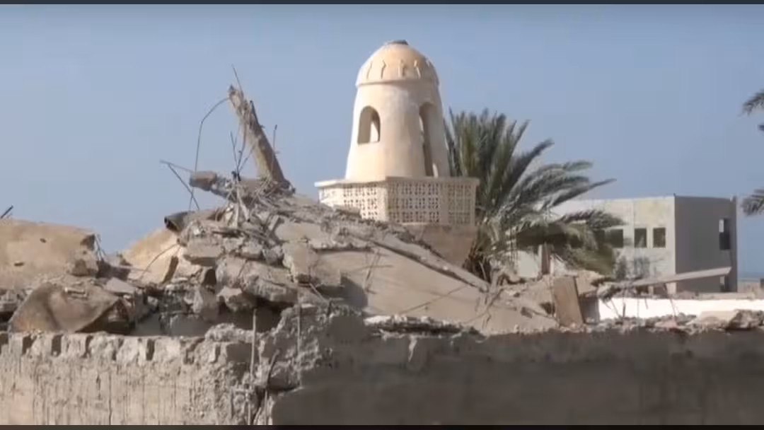 بالفيديو.. قصف حوثي يدمر مسجداً في حي منظر جنوب الحديدة
