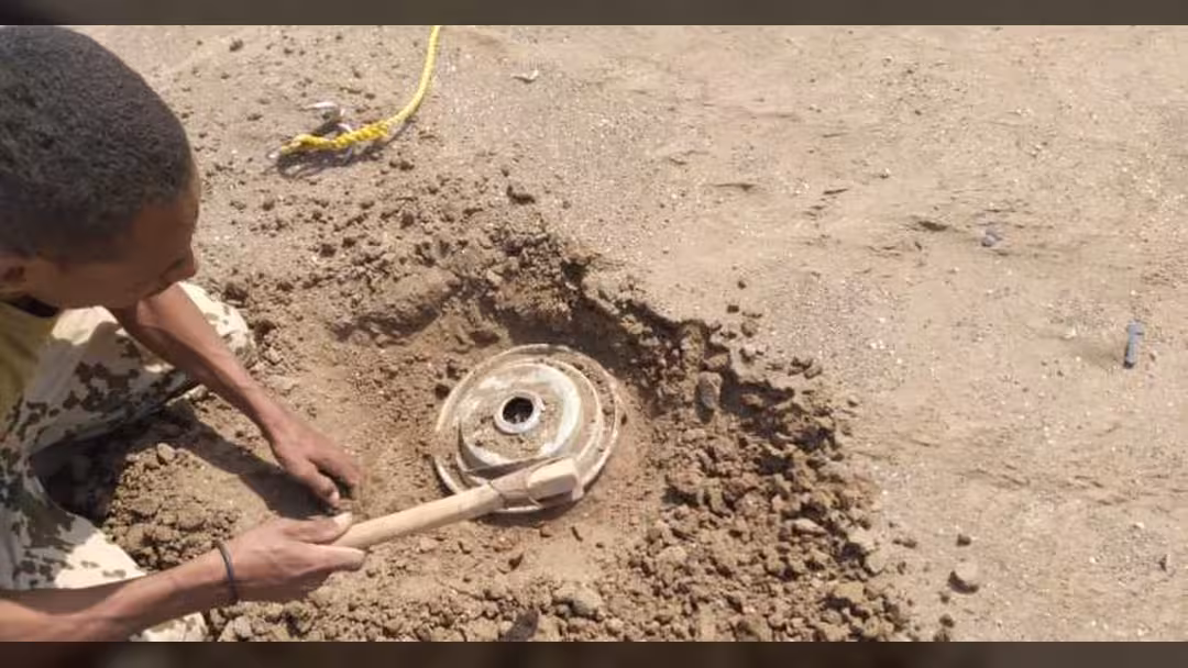 تفكيك ونزع شبكة ألغام زرعها الحوثيون في أحد أحياء الحديدة