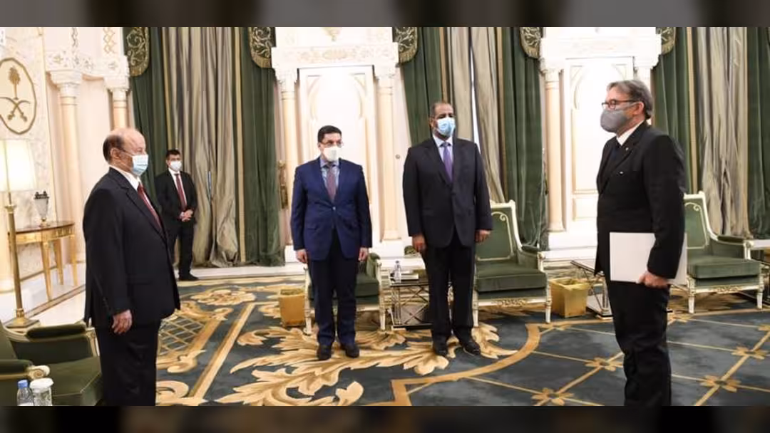 الرئيس هادي يتسلم أوراق اعتماد سفراء أربع دول لدى اليمن