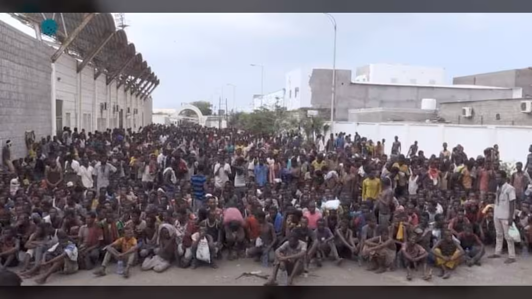 مئات اللاجئين الأفارقة يتظاهرون في صنعاء والإرياني: جريمة إبادة حوثية