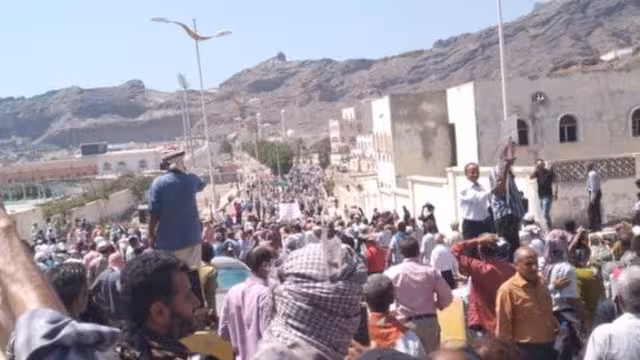 احتجاجات في عدن تصل قصر المعاشيق وتنتهي بسلام
