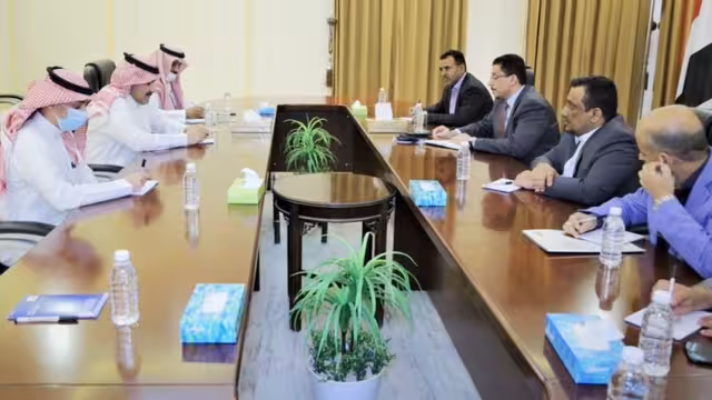 فريق الحكومة اليمنية يناقش مع السفير السعودي استكمال اتفاق الرياض