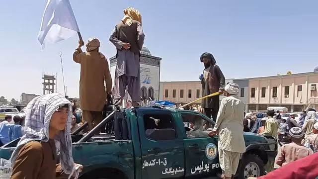 طالبان تأمر قواتها بدخول كابول وتطمئن.. وأشرف غني يغادر
