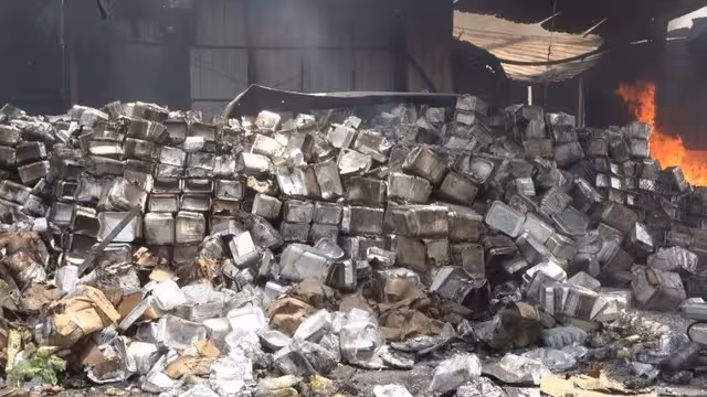 الحكومة اليمنية: هجوم الحوثي على ميناء المخا تحدٍ صارخ ويتطلب موقفاً دولياً