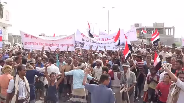 بالفيديو - المخا تشهد تظاهرة حاشدة تندد بهجوم الحوثي على أملها الوحيد
