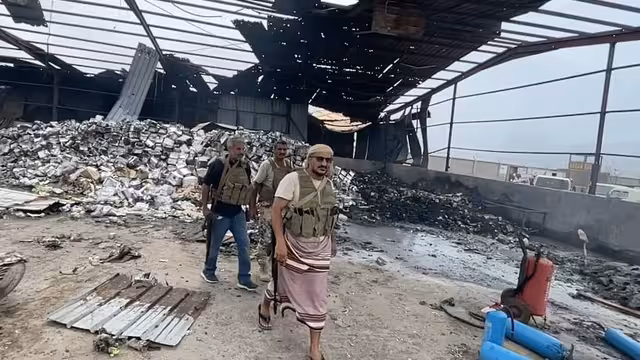 بالفيديو - طارق صالح يتفقد ميناء المخا: الحقد الحوثي ظهر جلياً