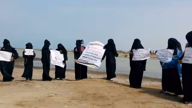 الحديدة: وقفة احتجاجية تنديداً بإعدامات الحوثي بعد تعذيب وحرمان