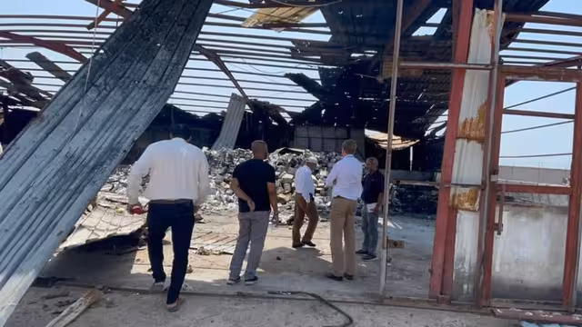 مسؤول أممي يزور ميناء المخا ويتفقد أضرار هجوم الحوثيين