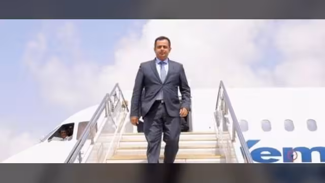 معين عبدالملك يصل عدن لاحتواء أزمة تدهور العملة اليمنية