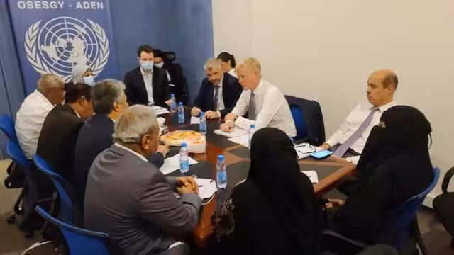 وفد حضرموت الجامع يضع رؤيته على طاولة غروندبرغ بلقاء عدن