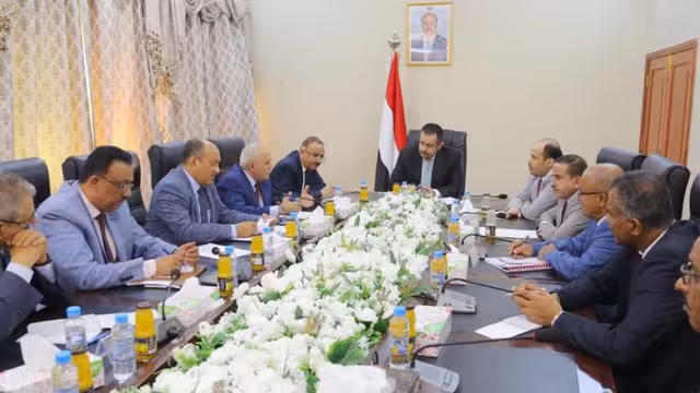 عدن: إجراءات جديدة تقرها الحكومة والبنك المركزي لوقف تراجع العملة
