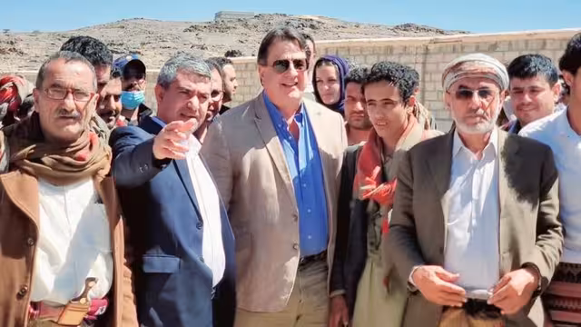 بالصور منسق الأمم المتحدة في اليمن يرافق مقاتلي الحوثي بمديرية العبدية