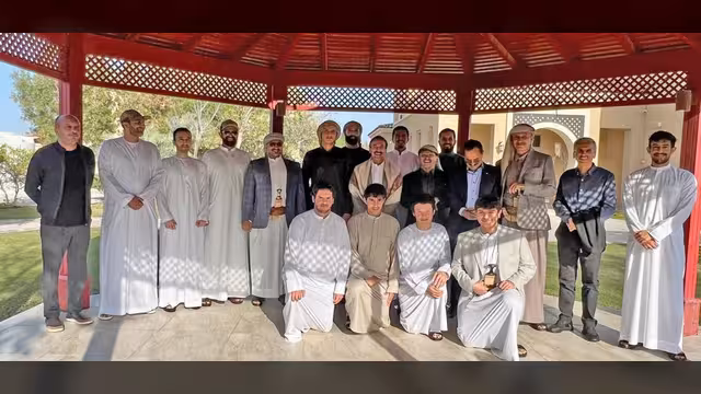 أسرة الرئيس صالح تحتفي بصورة جماعية بتخرج محمد طارق