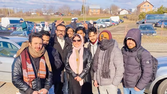 صورة - يمنيون غادروا أوكرانيا يصلون إلى بولندا