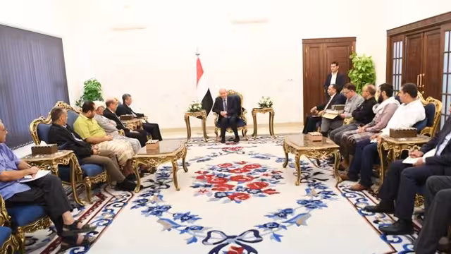 العليمي يوجه الحكومة بتقديم التسهيلات للقطاع الخاص