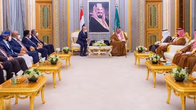 بحضور ولي العهد.. الملك سلمان يستقبل رئيس وأعضاء مجلس القيادة اليمني