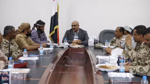 طارق صالح يلتقي القيادات العسكرية والأمنية في محوري حيس والبرح