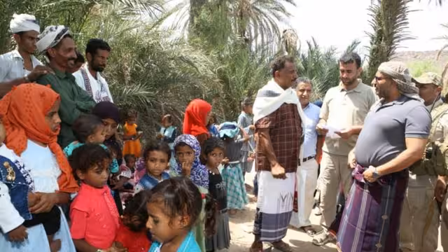 طارق صالح يتفقد المخا ويوجه بتوسيع خدمات المياه