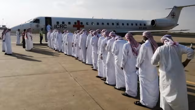 الصليب الأحمر: استكمال نقل 117 محتجزاً من السعودية إلى اليمن