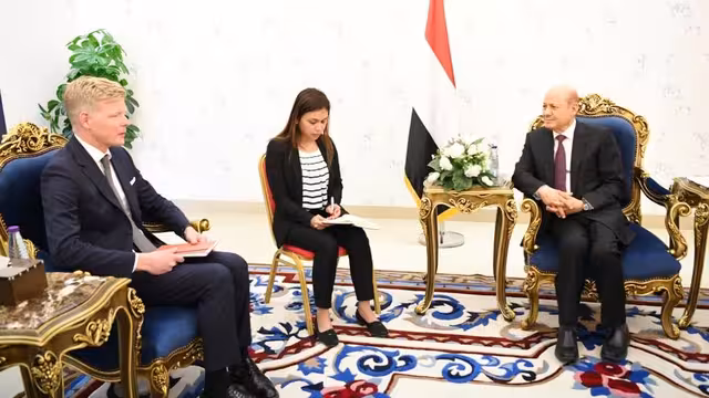 العليمي يذكر المبعوث الأممي بالتزام الحوثي بدفع المرتبات