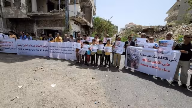 وقفة احتجاجية تطالب بفتح طرقات تعز المغلقة من الحوثيين