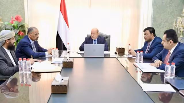 الحكومة تعرض تقريراً حول الأوضاع الاقتصادية والخدمية أمام الرئاسي