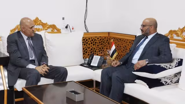 طارق صالح يناقش مع شمسان مستجدات تعز وفتح الطرق