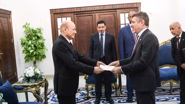 العليمي يتسلم أوراق اعتماد السفير الأمريكي الجديد ستيفن فاجن.. من هو؟