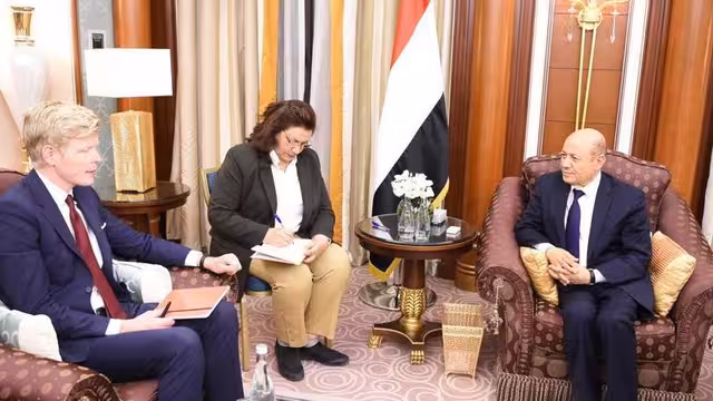 العليمي للمبعوث الأممي: لا ملفات أخرى قبل فتح طرقات تعز