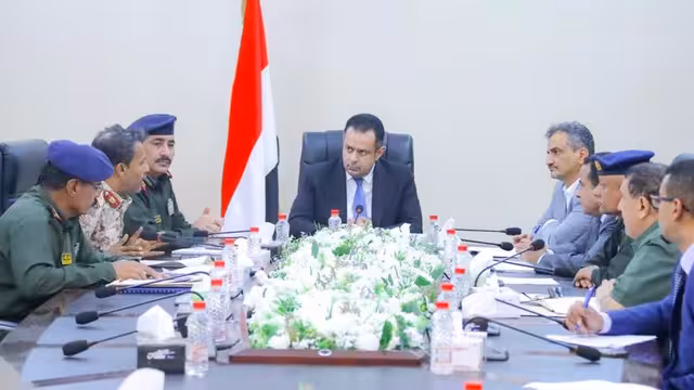 رئيس الحكومة يترأس اجتماعاً أمنياً في عدن ويوجه برفع الجاهزية والتنسيق
