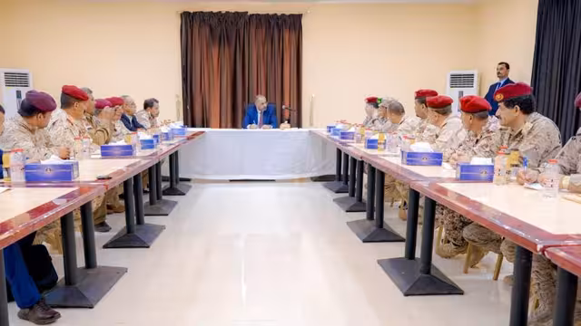 عدن: الزبيدي يترأس اجتماعاً للقيادات العسكرية بوزارة الدفاع