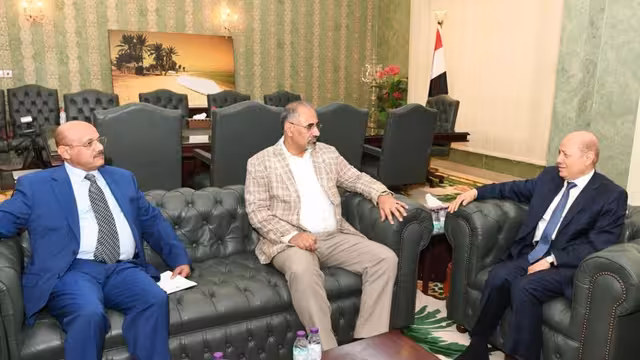 محافظ المركزي اليمني يُطلع العليمي على تطورات الوضع المصرفي