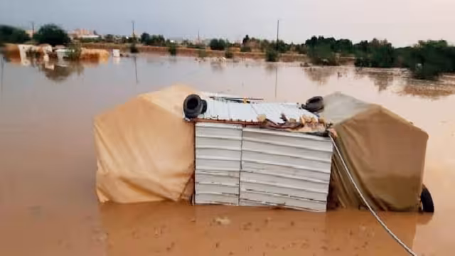 الوحدة التنفيذية: أضرار فادحة في مخيمات النزوح جراء الأمطار في مأرب